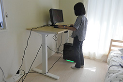 画像ギャラリー No.046のサムネイル画像 / 電動で高さ調整可能なスタンディングデスク「FlexiSpot E3」レビュー。ゲーマー女子中学生が組み立てに挑戦