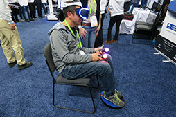 画像ギャラリー No.005のサムネイル画像 / VR向けの円盤型フットコントローラ「3dRudder」にPSVR対応版が登場。ゲームでの操作感を体験してみた