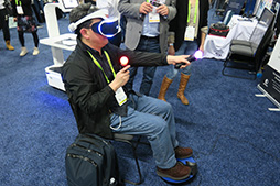 画像ギャラリー No.009のサムネイル画像 / VR向けの円盤型フットコントローラ「3dRudder」にPSVR対応版が登場。ゲームでの操作感を体験してみた