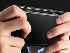 スマートフォンの背面に貼り付ける全面タッチパッドのゲームパッド「MUJA」がクラウドファンディングを準備中