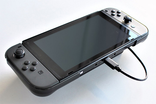 画像ギャラリー No.003のサムネイル画像 / 「モバイルバッテリーを搭載可能なSwitch用グリップ」が上越電子工業から発売。実際に使ってみた