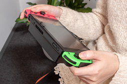 画像ギャラリー No.006のサムネイル画像 / 「モバイルバッテリーを搭載可能なSwitch用グリップ」が上越電子工業から発売。実際に使ってみた