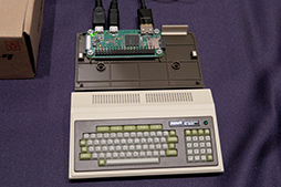 画像ギャラリー No.005のサムネイル画像 / 「PC-8001」を再現した超小型PC「PasocomMini PC-8001」が正式発表。500台限定の40周年記念ノートPCに同梱