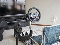 レースゲームを遊ぶときだけ設置して，快適なドライブ環境を実現するステアリングスタンド「Wheel Stand Pro」を紹介