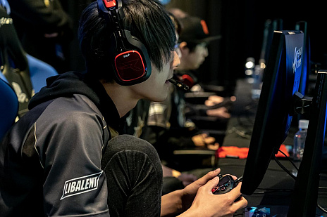 画像ギャラリー No.001のサムネイル画像 / “eスポーツ仕様”を謳うPS4向け「レボリューションアンリミテッドプロコントローラー」が本日発売。公式アンバサダーにsitimentyo氏が就任