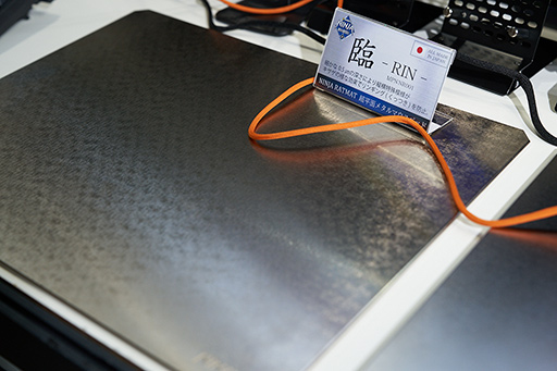 画像ギャラリー No.004のサムネイル画像 / ［TGS 2019］精密金属部品メーカーがゲーマー向け製品に参戦!? メタルマウスパッド「NINJA RATMAT」の工業製品っぷりに痺れた