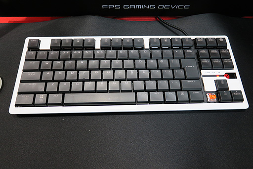 画像ギャラリー No.004のサムネイル画像 / ［TGS 2019］e-Sportsコーナーで，エレコムが発表前の薄型キーボード「TK-ARMA30」やサラウンド対応ヘッドセットを披露