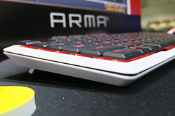 画像ギャラリー No.005のサムネイル画像 / ［TGS 2019］e-Sportsコーナーで，エレコムが発表前の薄型キーボード「TK-ARMA30」やサラウンド対応ヘッドセットを披露