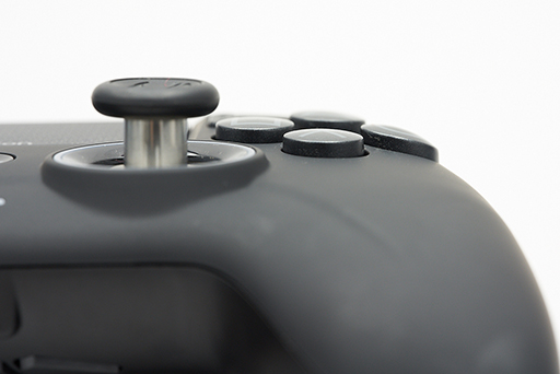 画像ギャラリー No.019のサムネイル画像 / PC＆PS4用ゲームパッド「Revolution Unlimited Pro Controller」レビュー。カスタマイズ可能なゲームパッド新製品の進化点をチェック