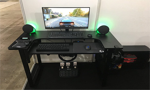 画像ギャラリー No.007のサムネイル画像 / ゲーマー向けデスク「ARCdesk mini」の一般向け販売が始まる。ステアリングコントローラとキーボードをワンタッチで切り替え