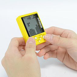 画像ギャラリー No.009のサムネイル画像 / キーホルダー型携帯ゲーム機「テトリス ミニ」が10月8日発売へ。6色展開,税抜1500円で登場