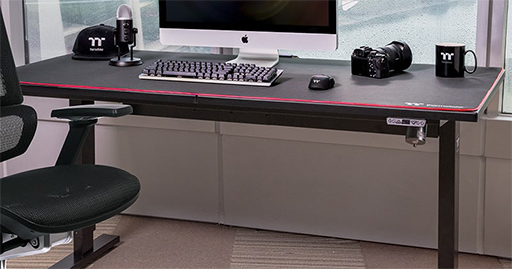 画像ギャラリー No.003のサムネイル画像 / 天板全体をマウスパッドでカバーしたThermaltake製ゲーマー向け昇降式デスクが国内発売