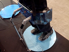 ［TGS 2021］VR用歩行デバイス「Crus」体験してみた。ハーネスや専用シューズが不要で省スペースも魅力だ