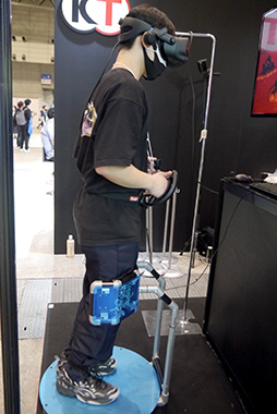 画像ギャラリー No.002のサムネイル画像 / ［TGS 2021］VR用歩行デバイス「Crus」体験してみた。ハーネスや専用シューズが不要で省スペースも魅力だ