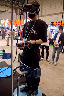 画像ギャラリー No.008のサムネイル画像 / ［TGS 2021］VR用歩行デバイス「Crus」体験してみた。ハーネスや専用シューズが不要で省スペースも魅力だ