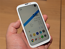 画像ギャラリー No.001のサムネイル画像 / 個性的な家電で知られるバルミューダが5G対応スマホ「BALMUDA Phone」を発表。デザインに強くこだわったミドルクラスモデル