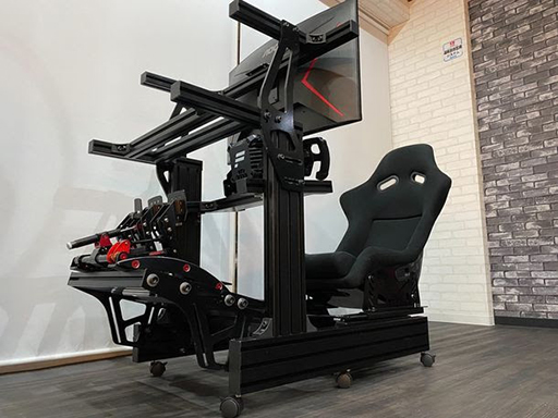 画像ギャラリー No.001のサムネイル画像 / PCやディスプレイ,ステアリングにシートまでセットになったレーシングシミュレータが登場。価格は約110万円から