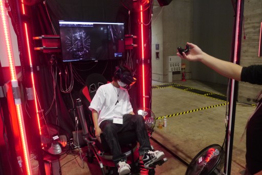 画像ギャラリー No.003のサムネイル画像 / ［TGS2022］Movereブースで見つけた，現実世界とVR空間で対戦するVRゲームをレポート。動くシートと風が，ヒヤリとする落下感を生み出す