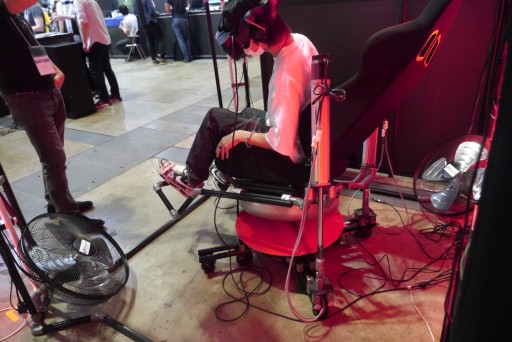 画像ギャラリー No.006のサムネイル画像 / ［TGS2022］Movereブースで見つけた，現実世界とVR空間で対戦するVRゲームをレポート。動くシートと風が，ヒヤリとする落下感を生み出す