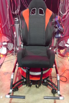 画像ギャラリー No.011のサムネイル画像 / ［TGS2022］Movereブースで見つけた，現実世界とVR空間で対戦するVRゲームをレポート。動くシートと風が，ヒヤリとする落下感を生み出す