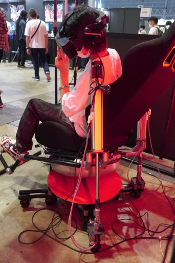 画像ギャラリー No.012のサムネイル画像 / ［TGS2022］Movereブースで見つけた，現実世界とVR空間で対戦するVRゲームをレポート。動くシートと風が，ヒヤリとする落下感を生み出す