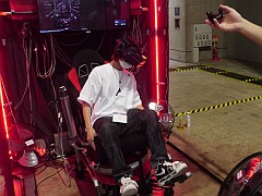 ［TGS2022］Movereブースで見つけた，現実世界とVR空間で対戦するVRゲームをレポート。動くシートと風が，ヒヤリとする落下感を生み出す