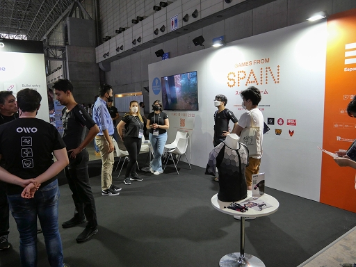 画像ギャラリー No.001のサムネイル画像 / ［TGS2022］VR向けのボディスーツ「OWO Haptic Gaming System」で，銃弾が胸を貫通し，ナイフで腹を突き刺される感覚を体験してきた