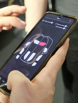 画像ギャラリー No.004のサムネイル画像 / ［TGS2022］VR向けのボディスーツ「OWO Haptic Gaming System」で，銃弾が胸を貫通し，ナイフで腹を突き刺される感覚を体験してきた