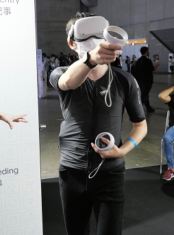 画像ギャラリー No.005のサムネイル画像 / ［TGS2022］VR向けのボディスーツ「OWO Haptic Gaming System」で，銃弾が胸を貫通し，ナイフで腹を突き刺される感覚を体験してきた