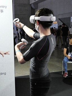 画像ギャラリー No.006のサムネイル画像 / ［TGS2022］VR向けのボディスーツ「OWO Haptic Gaming System」で，銃弾が胸を貫通し，ナイフで腹を突き刺される感覚を体験してきた