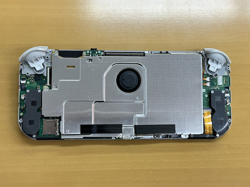 画像ギャラリー No.012のサムネイル画像 / Switch Liteのボディを透明にしたかったので,分解して交換してみた(「買い物Surfer」第14回)