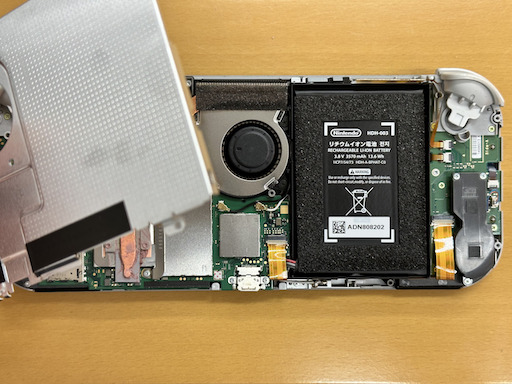 画像ギャラリー No.015のサムネイル画像 / Switch Liteのボディを透明にしたかったので,分解して交換してみた(「買い物Surfer」第14回)