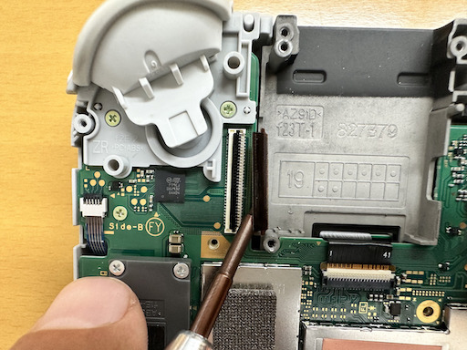 画像ギャラリー No.026のサムネイル画像 / Switch Liteのボディを透明にしたかったので，分解して交換してみた（「買い物Surfer」第14回）
