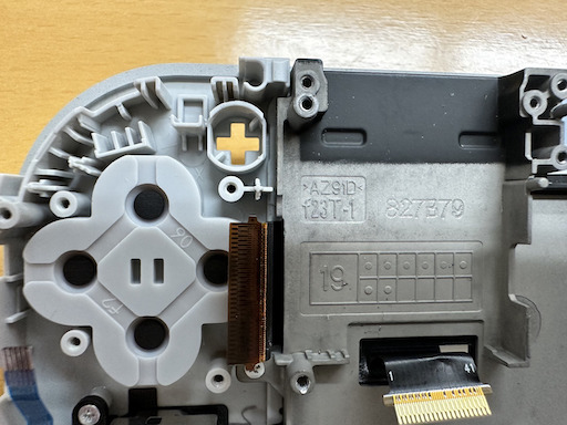 画像ギャラリー No.044のサムネイル画像 / Switch Liteのボディを透明にしたかったので，分解して交換してみた（「買い物Surfer」第14回）