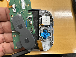 画像ギャラリー No.057のサムネイル画像 / Switch Liteのボディを透明にしたかったので，分解して交換してみた（「買い物Surfer」第14回）