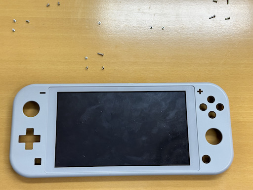 画像ギャラリー No.070のサムネイル画像 / Switch Liteのボディを透明にしたかったので，分解して交換してみた（「買い物Surfer」第14回）