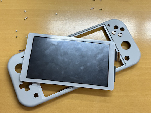 画像ギャラリー No.075のサムネイル画像 / Switch Liteのボディを透明にしたかったので，分解して交換してみた（「買い物Surfer」第14回）