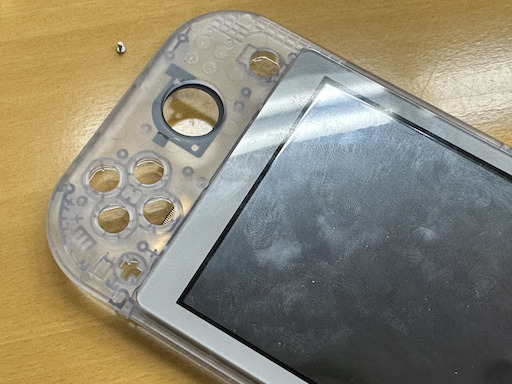 画像ギャラリー No.081のサムネイル画像 / Switch Liteのボディを透明にしたかったので，分解して交換してみた（「買い物Surfer」第14回）
