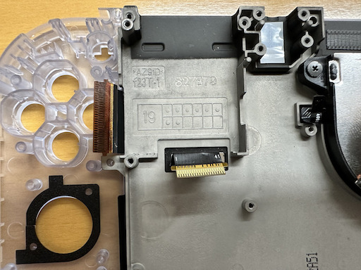 画像ギャラリー No.083のサムネイル画像 / Switch Liteのボディを透明にしたかったので，分解して交換してみた（「買い物Surfer」第14回）