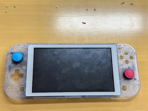 画像ギャラリー No.089のサムネイル画像 / Switch Liteのボディを透明にしたかったので，分解して交換してみた（「買い物Surfer」第14回）