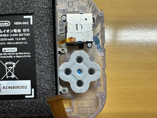 画像ギャラリー No.096のサムネイル画像 / Switch Liteのボディを透明にしたかったので，分解して交換してみた（「買い物Surfer」第14回）