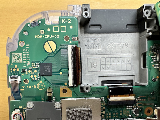 画像ギャラリー No.118のサムネイル画像 / Switch Liteのボディを透明にしたかったので，分解して交換してみた（「買い物Surfer」第14回）