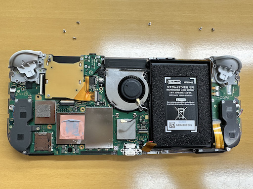 画像ギャラリー No.125のサムネイル画像 / Switch Liteのボディを透明にしたかったので，分解して交換してみた（「買い物Surfer」第14回）