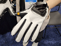 VRコントローラを置き換えられる手袋型デバイス「Contact Glove」を体験。指先に本物の圧力を感じる触覚フィードバックも
