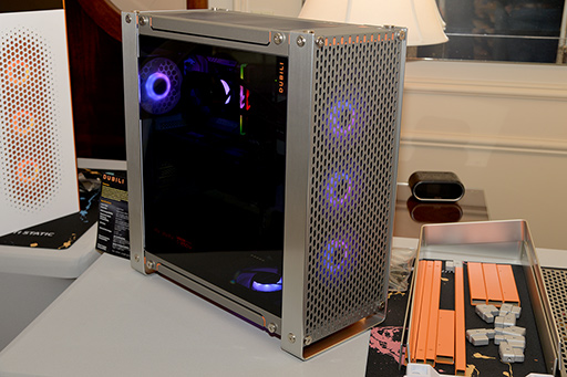 画像ギャラリー No.010のサムネイル画像 / 自作PCはPCケースも自分流で組み立てる時代に? InWinが5つのユニットで合体・変形できるPCケース「ModFree」を発表