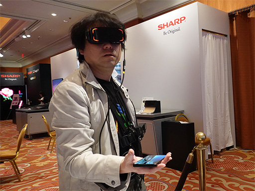 画像ギャラリー No.003のサムネイル画像 / シャープが公開した軽量型VR HMDを試す。独自開発のパンケーキレンズは,競合よりも約1.6倍明るい自信作だ