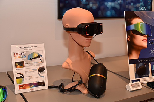 画像ギャラリー No.005のサムネイル画像 / シャープが公開した軽量型VR HMDを試す。独自開発のパンケーキレンズは,競合よりも約1.6倍明るい自信作だ
