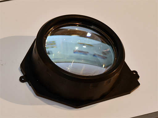 画像ギャラリー No.006のサムネイル画像 / シャープが公開した軽量型VR HMDを試す。独自開発のパンケーキレンズは,競合よりも約1.6倍明るい自信作だ