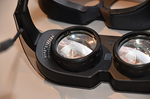 画像ギャラリー No.008のサムネイル画像 / シャープが公開した軽量型VR HMDを試す。独自開発のパンケーキレンズは,競合よりも約1.6倍明るい自信作だ
