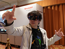画像ギャラリー No.010のサムネイル画像 / シャープが公開した軽量型VR HMDを試す。独自開発のパンケーキレンズは,競合よりも約1.6倍明るい自信作だ